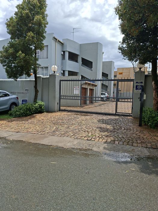 Cresta Apartment To Rent: 2-Bedroom with Private Garden, Garage, Pool Access.