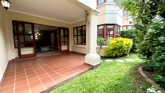 Bryanston Apartment To Rent: Furnished, private garden, communal pool, WiFi included.