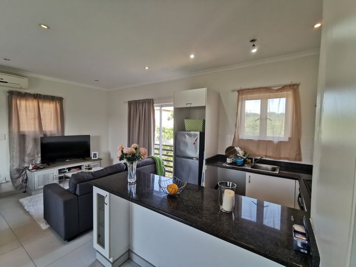 To Rent: Apartment in Sheffield Beach with pool, clubhouse, and open parking.