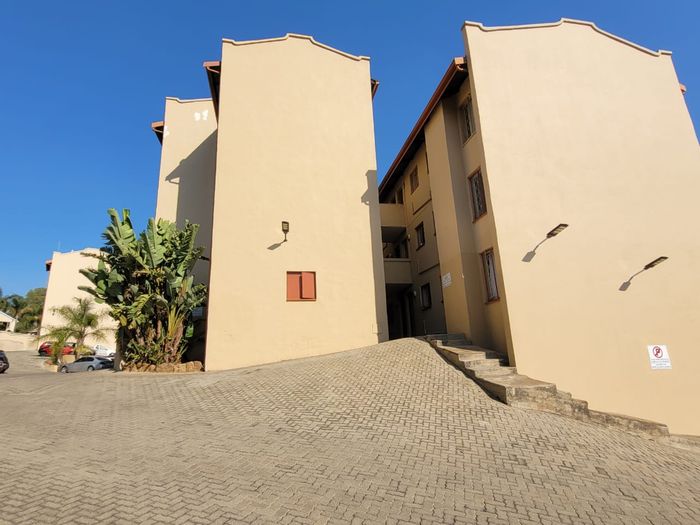 Helderkruin Flat For Sale: 2 Bedrooms, Pool, Security, Fibre Ready, Garage.