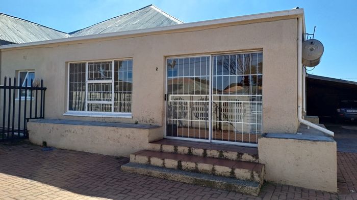 Charming Lewisham Cottage To Rent: 2 Bedrooms, Secure Parking, Close to Amenities.