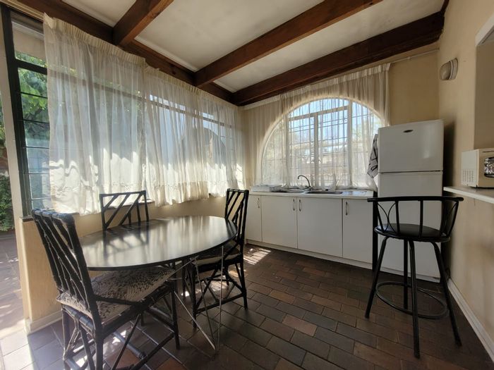 Cottage To Rent in Greenhills: 2 Bedrooms, Open-Plan Living, Cat-Friendly.