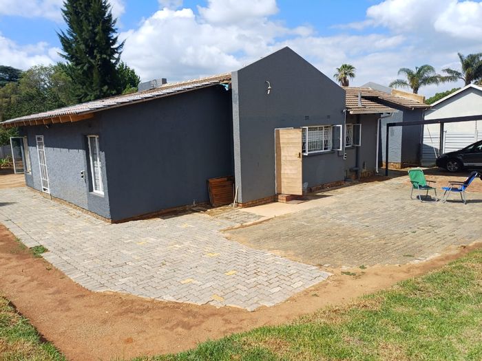 3-Bedroom House To Rent in Bromhof with garden, secure area, and prepaid utilities.