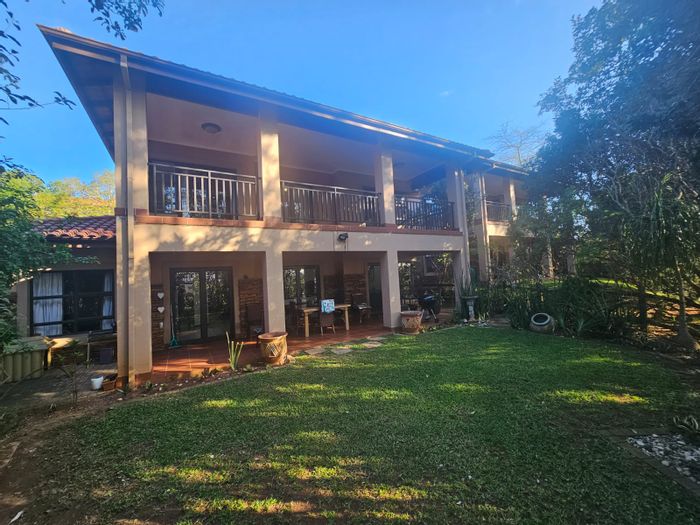 Townhouse To Rent in Ballito Central: 3 beds, pools, clubhouse, pet-friendly.