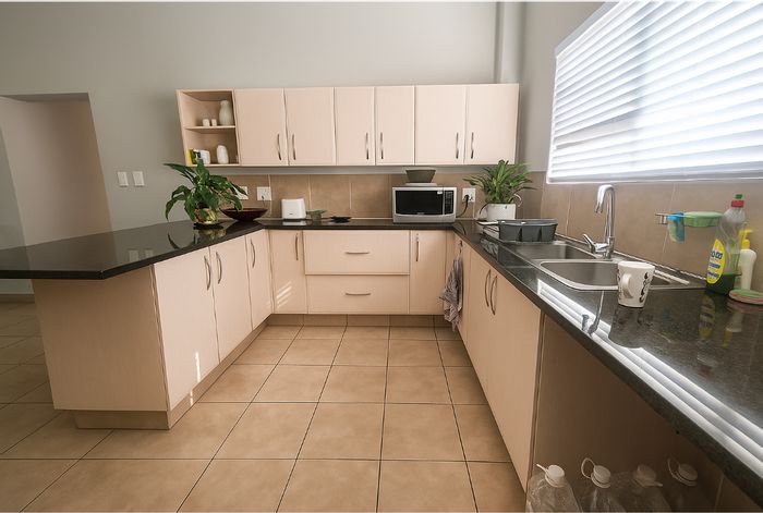 For Sale: Townhouse in Palm Lakes Estate with 3 bedrooms, pet-friendly, double garages.