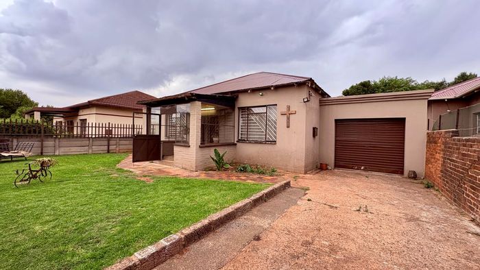 House for Sale in Geduld Ext 1: 3 Bedrooms, secure parking, versatile outbuilding.