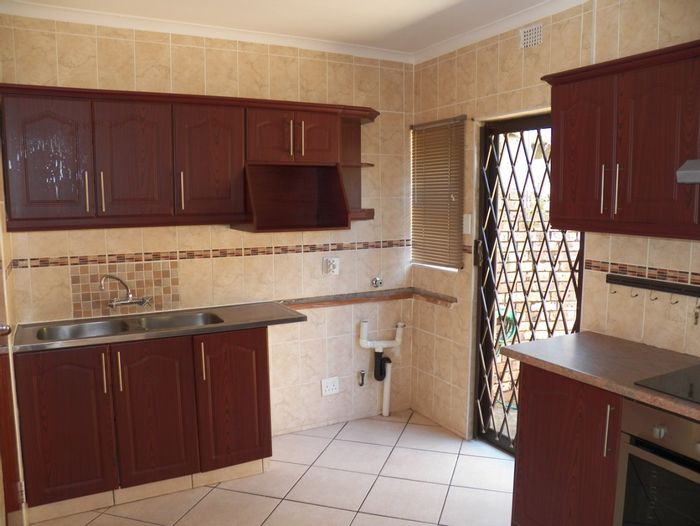 3-Bedroom Townhouse To Rent in Meer En See with private courtyard and garage.