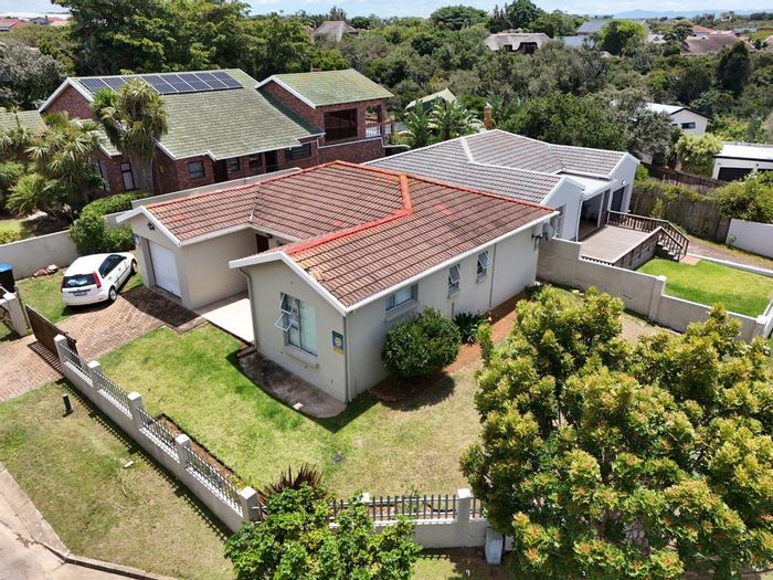 Noorsekloof House For Sale: 3 bedrooms, walled courtyard, garage, near beaches.