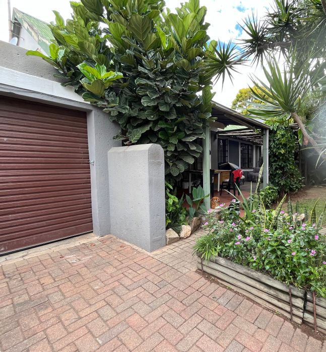 3-bedroom house in West Acres with garage, garden, and pet-friendly options. To Rent.