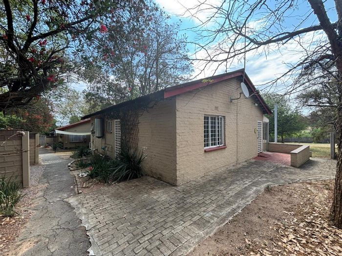 Muldersdrift Cottage To Rent: 2 bedrooms, sunroom, carport, farm-style living.