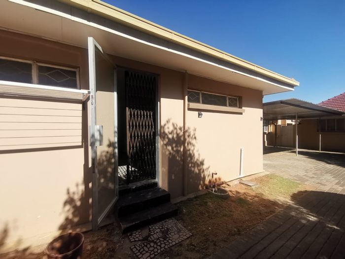 Cottage to Rent in Horison: 1 Bedroom, Private Entrance, Secure Parking Included.