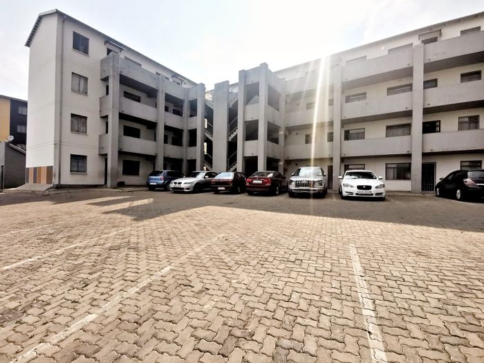 2-Bedroom Apartment To Rent in Fleurhof with 24-Hour Security and Parking.