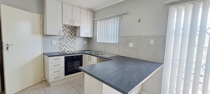 Townhouse in Lorraine To Rent: 2 beds, pet-friendly, garage, enclosed garden.