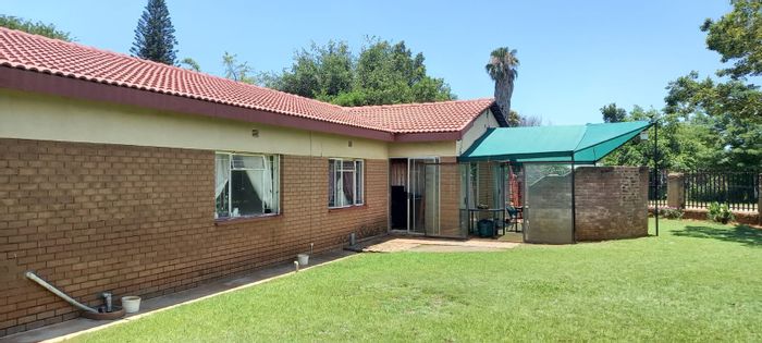 House in Mooinooi Central for sale: 3 beds, flat, borehole, garage.