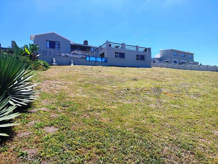 Seaview House For Sale: 3 beds, flatlet, indoor braai, garden, garage.