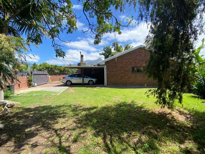 George Central House For Sale: 2 beds, garden, built-in braai, central location.