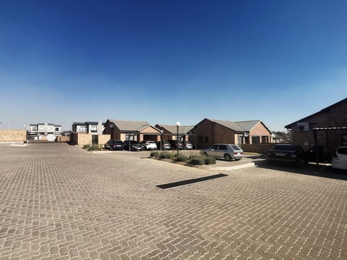 Bergbron Apartment To Rent: 2 beds, private garden, secure complex, pet-friendly.