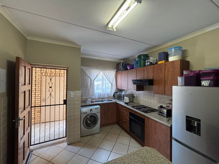 Groblerpark Apartment To Rent: 2 Bedrooms, secure complex, open-plan living, covered parking.