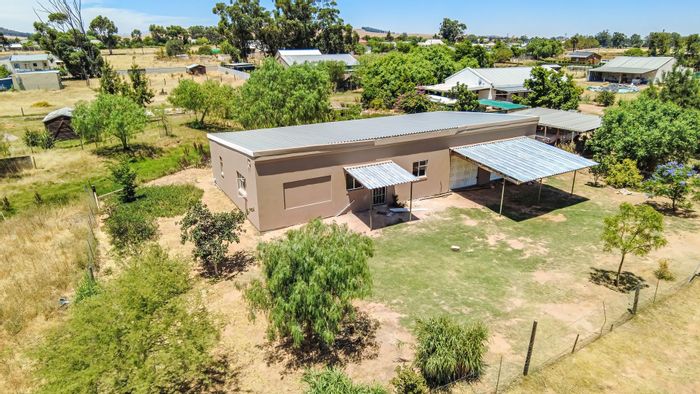 House for Sale in Moorreesburg Central: 3 Bedrooms, 2 Bathrooms, Spacious Land, Covered Parking.