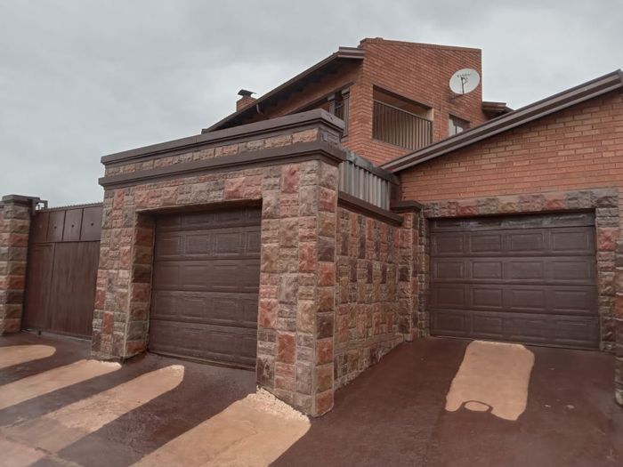 House to Rent in Hospital View: 4 bedrooms, 3 bathrooms, 2 lounges, secure parking.