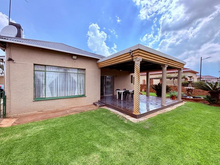 Brenthurst House For Sale: 3 beds, flatlet, pool, entertainment area, double garage.