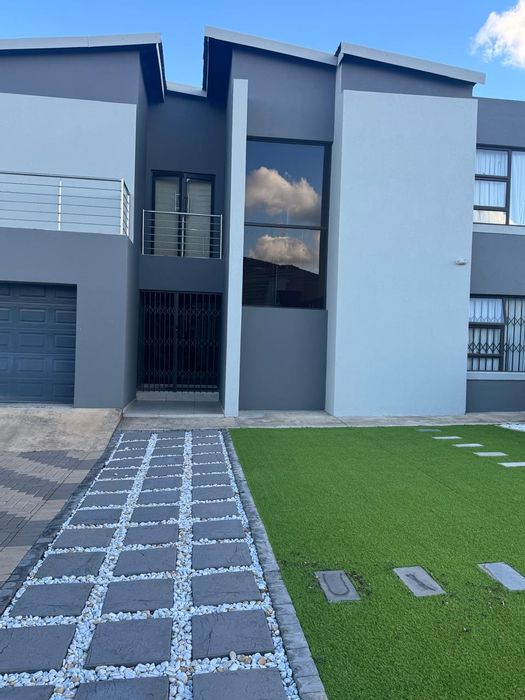 For Sale: House in Marula Heights with 4 en-suite bedrooms and double garage.