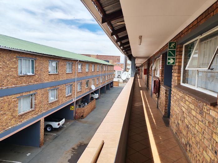 Spacious 2-bedroom flat for sale in Kempton Park Central, near amenities.