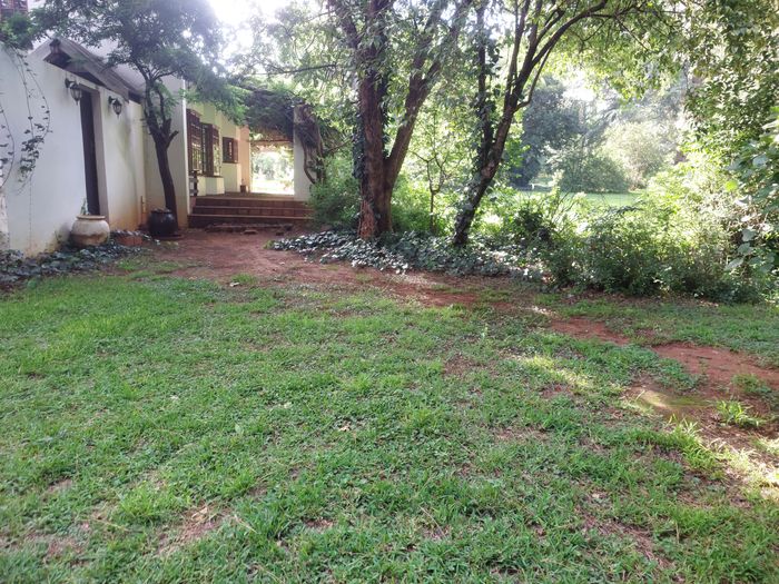 Cottage To Rent in Henley On Klip: Private, own bathroom, shared amenities.