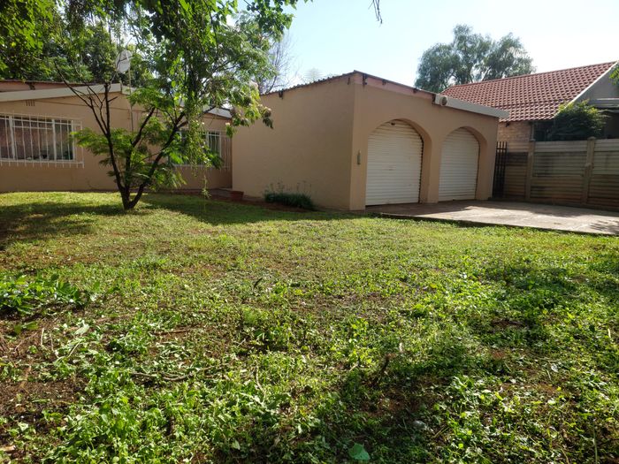 House For Sale in Henley On Klip: 3 Bedrooms, spacious kitchen, security features.