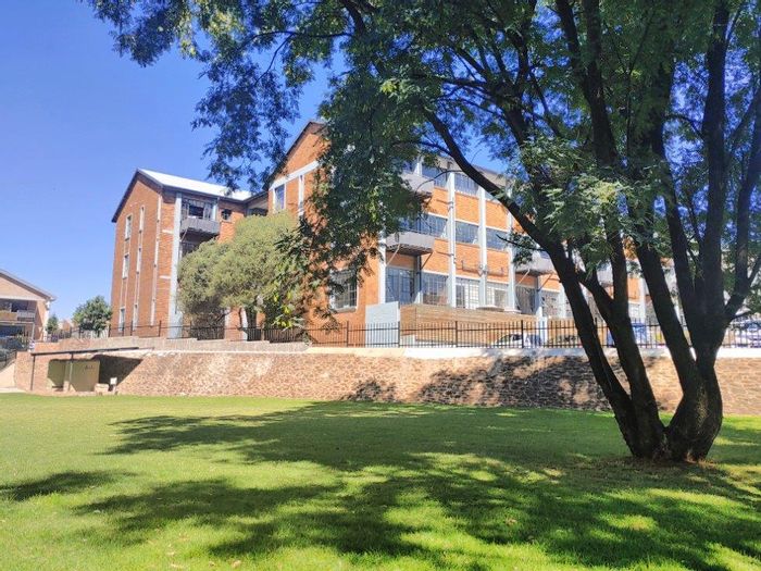 Braamfontein Apartment To Rent: Private balcony, 24-hour security, and allocated parking.