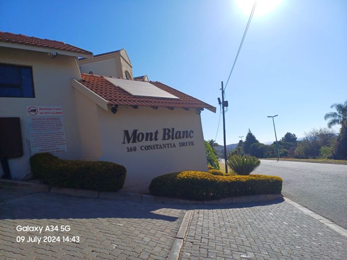 To Rent: Apartment in Constantia Kloof with pool access and secure complex.