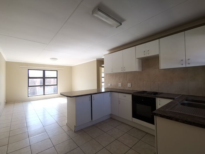 Groblerpark Apartment To Rent: 2 beds, 2 baths, secure complex, covered parking.