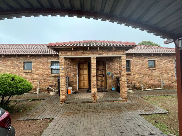 Groblerpark Apartment To Rent: 2 beds, 2 baths, secure complex, covered parking.