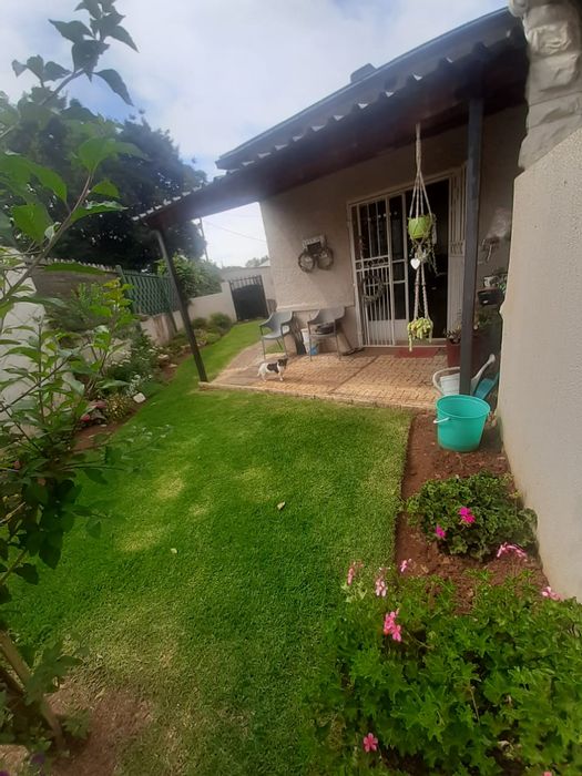 Cottage To Rent in Krugersdorp North: 1 Bed, pet-friendly, private garden, secure access.