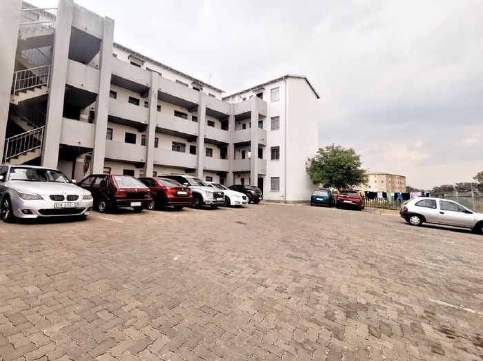 2-Bedroom Apartment To Rent in Fleurhof with 24-Hour Security and Parking.