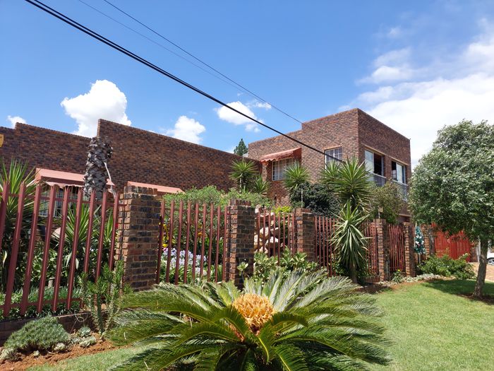 For Sale: Spacious 5-bedroom house in Vaaloewer with river views and amenities.