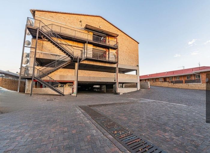 1-Bedroom Apartment To Rent in Florida with secure access and nearby amenities.