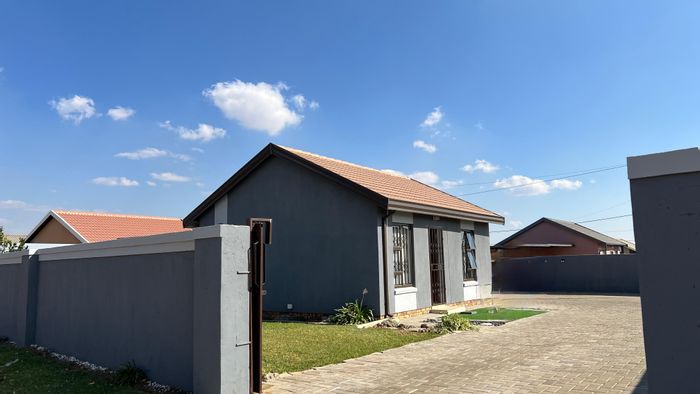 Savanna City House For Sale: 2 Bedrooms, spacious yard, modern kitchen, gated access.