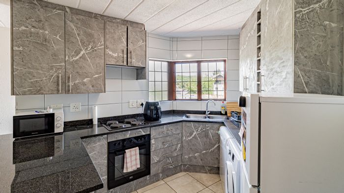 Glenvista Apartment For Sale: 2-bed, pet-friendly, balcony, near schools and malls.