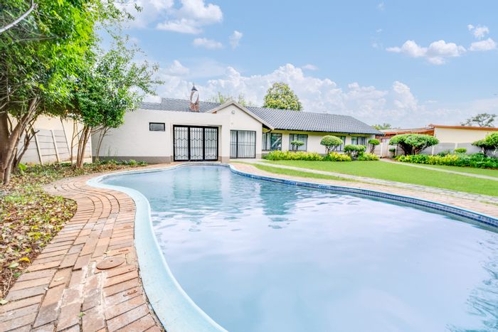 House To Rent in Robin Hills: 3 beds, pool, garden, braai area included.