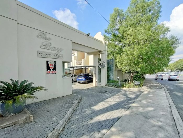 Morningside Townhouse To Rent: 2 beds, 2 baths, balcony, secure complex, parking.