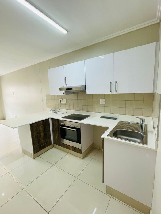 Umhlanga Ridge Apartment To Rent: Pool, gym, near Gateway Mall and transport.