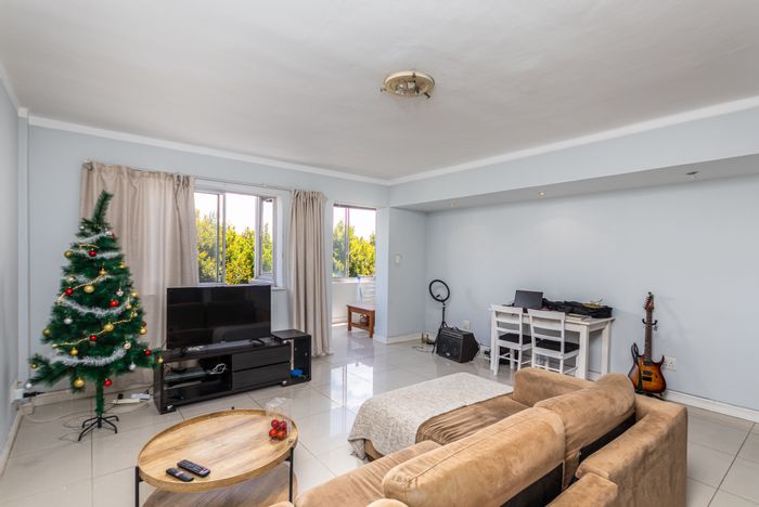 For Sale: Spacious Kenilworth Upper Apartment with mountain views, garage, and guest bathroom.