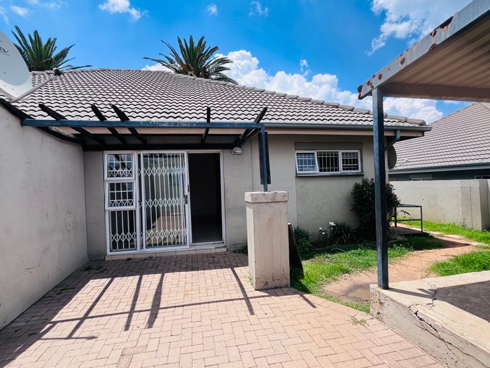 3-Bedroom House to Rent in Die Heuwel, Secure Estate Living with Covered Parking.