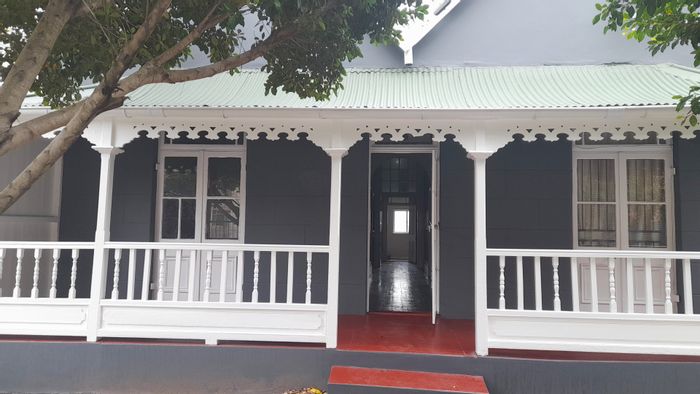 Gqeberha Central Apartment To Rent: 1 Bedroom, shared bathroom, close to amenities.