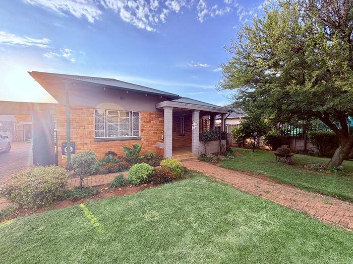 For Sale: House in Selection Park with pool, flatlet, and spacious layout.