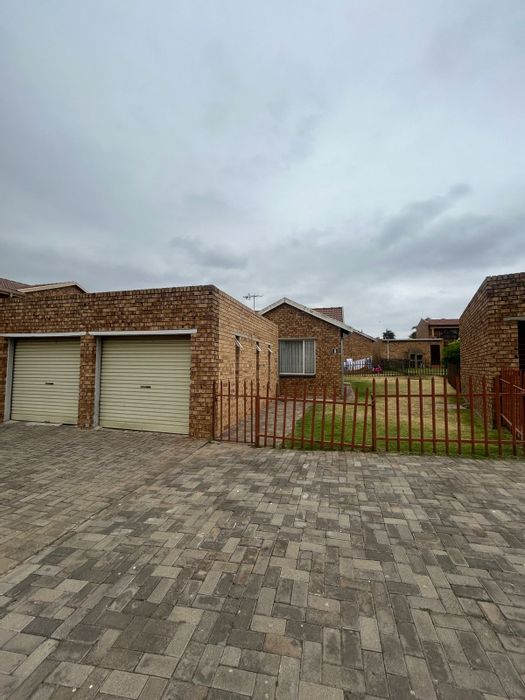 Terenure Cluster For Sale: 2-bed simplex with double garage and direct access.