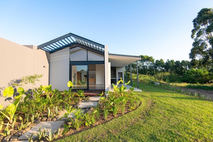 For Sale: 4-Bedroom House in Sheffield Beach with pool, clubhouse, and beach access.