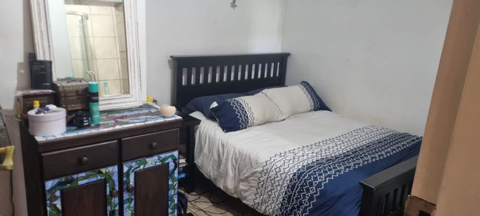 Cottage to Rent in Lynnwood Ridge: Furnished, secure parking, Wi-Fi, private patio.