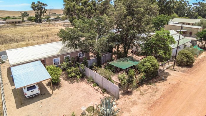 Versatile Moorreesburg Central house for sale: two homes, flat, borehole, fruit trees.